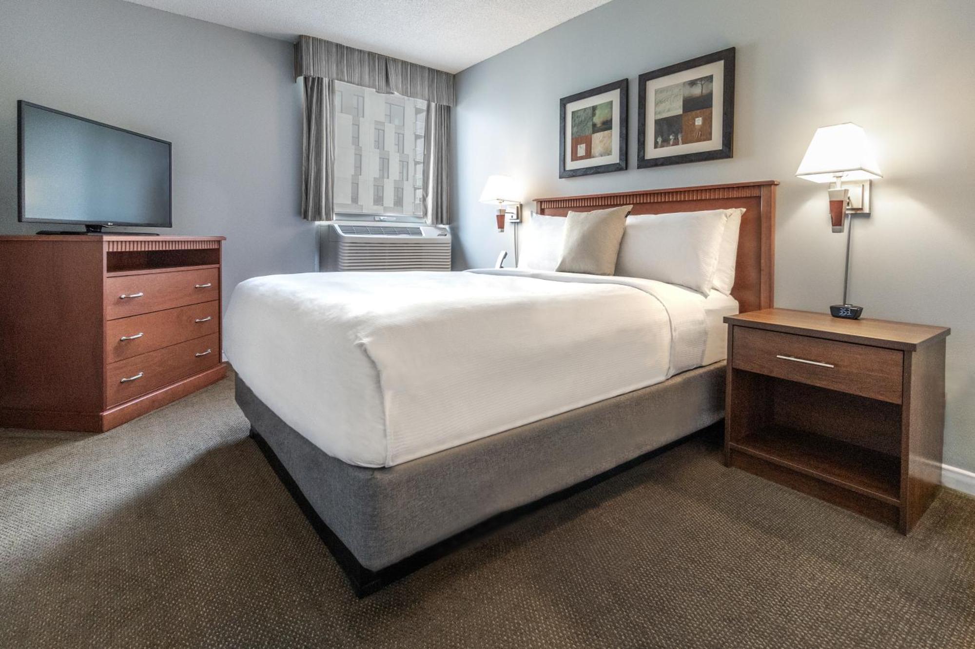 Habitación con bañera adaptada para personas con discapacidad - Cama grande